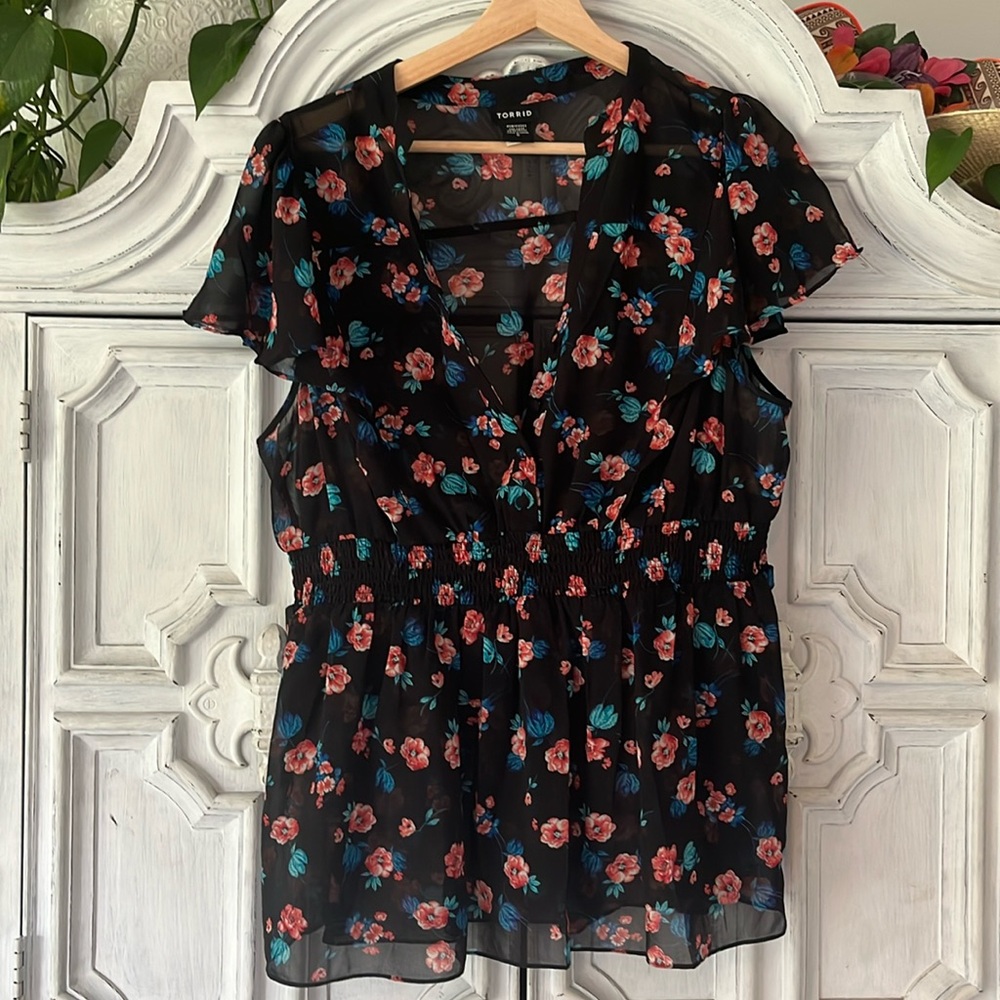 Torrid Semi Sheer Chiffon Babydoll Floral Top V neck with buttons NWOT Size 0X